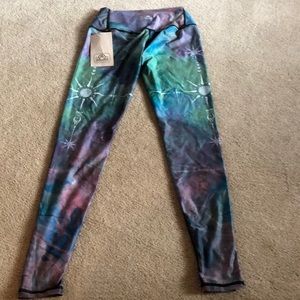 Aimee m yoga tights NWT MEDIUM *cool design*